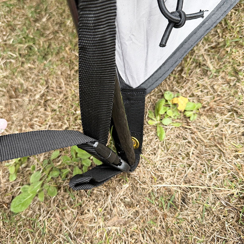 Udendørs camping telt i dobbelt lag, der forbindes til bagenden af ​​et køretøj