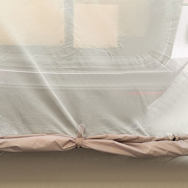 Udendørs camping telt i dobbelt lag, der forbindes til bagenden af ​​et køretøj