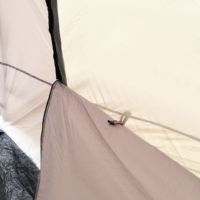 Udendørs camping telt i dobbelt lag, der forbindes til bagenden af ​​et køretøj