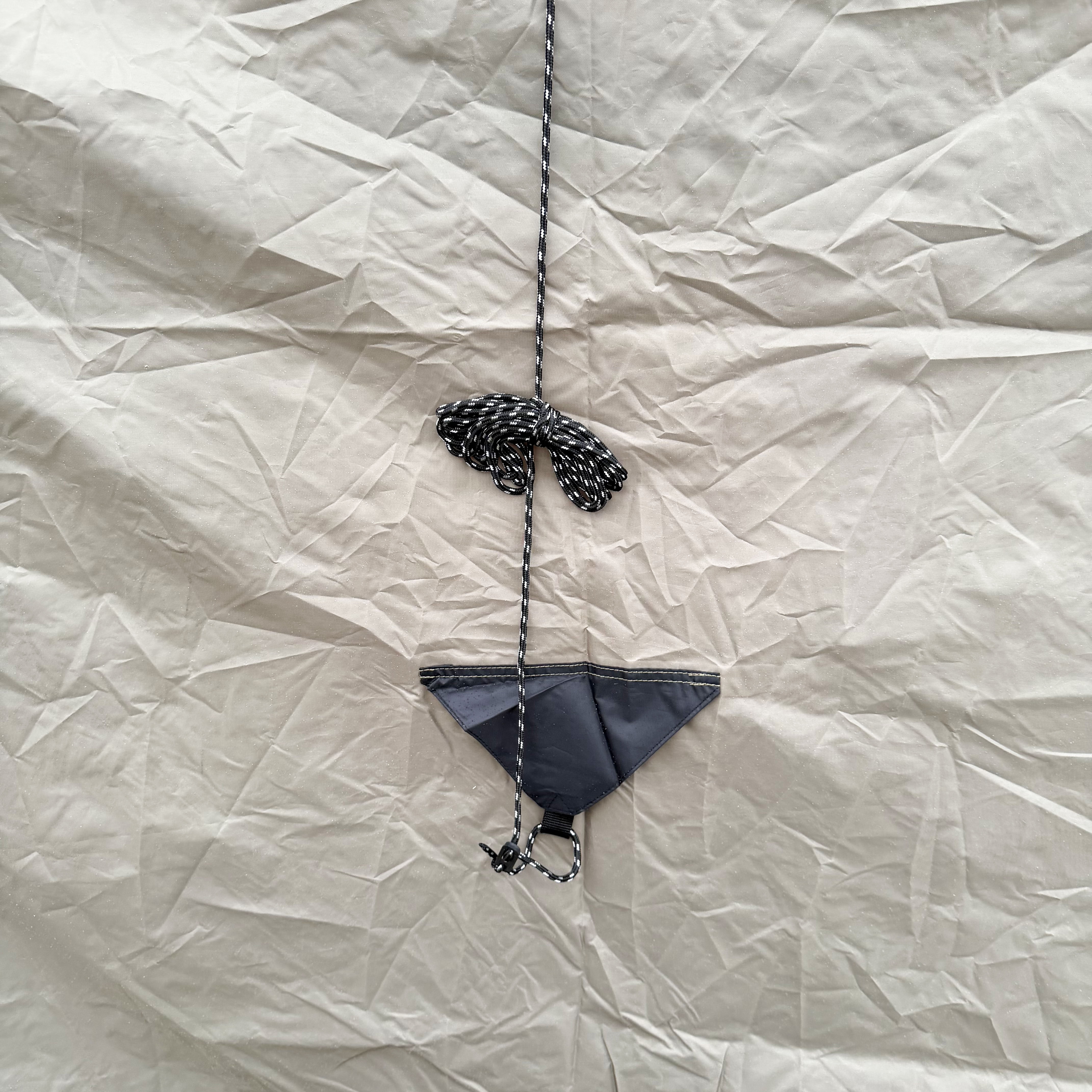 Udendørs camping telt i dobbelt lag, der forbindes til bagenden af ​​et køretøj