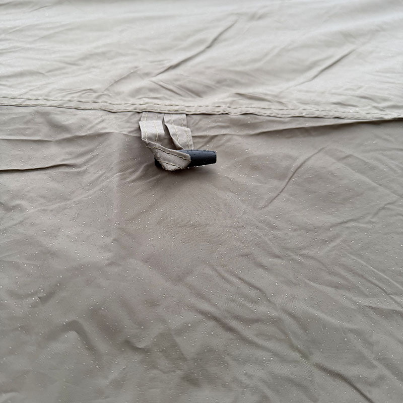 Udendørs camping telt i dobbelt lag, der forbindes til bagenden af ​​et køretøj