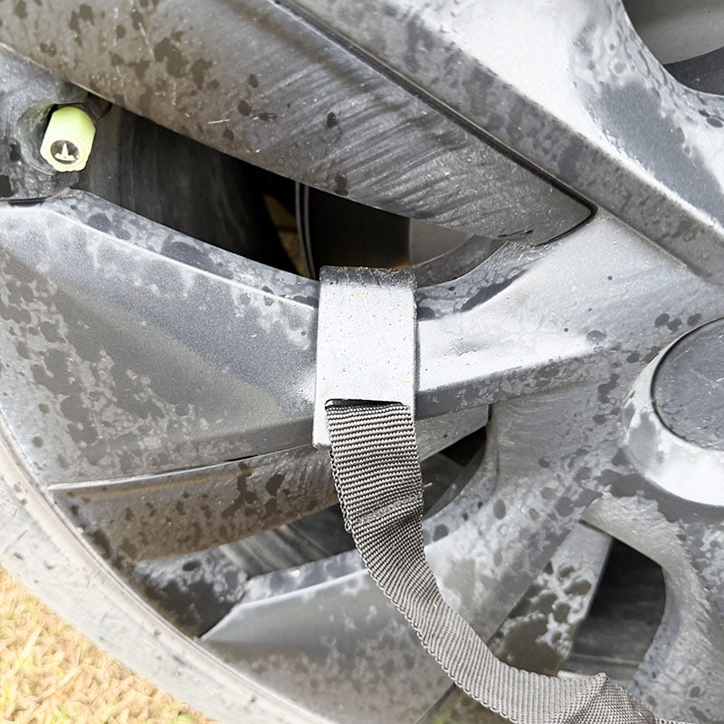 Udendørs camping telt i dobbelt lag, der forbindes til bagenden af ​​et køretøj