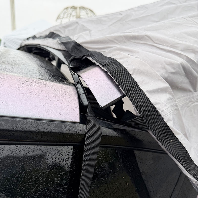 Udendørs camping telt i dobbelt lag, der forbindes til bagenden af ​​et køretøj