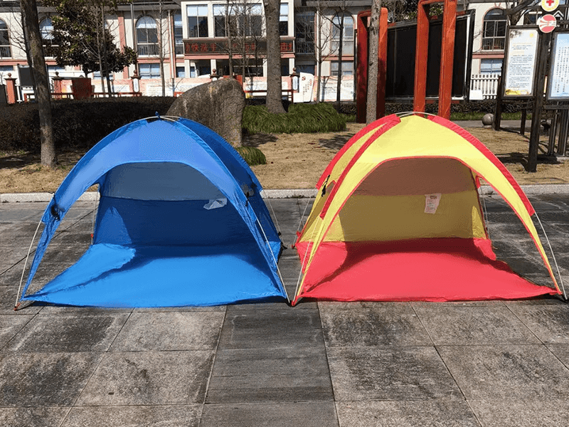 Rummeligt udendørs strandtelt med ventilation på tre sider Rummeligt udendørs strandtelt med ventilation på tre sider